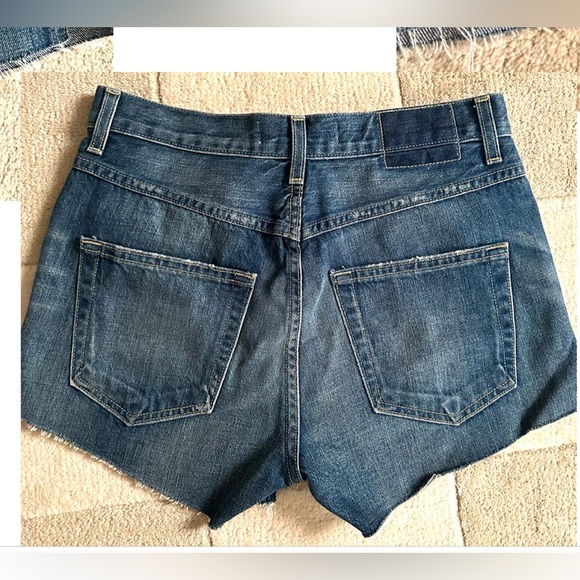 AMO
Denim short shorts
Frayed with slits
Button Fly
Size 27 - Picture 5 of 6